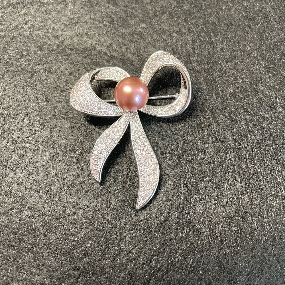 Bowknot natural fresh pearl silver brooch (brand new, never worn)